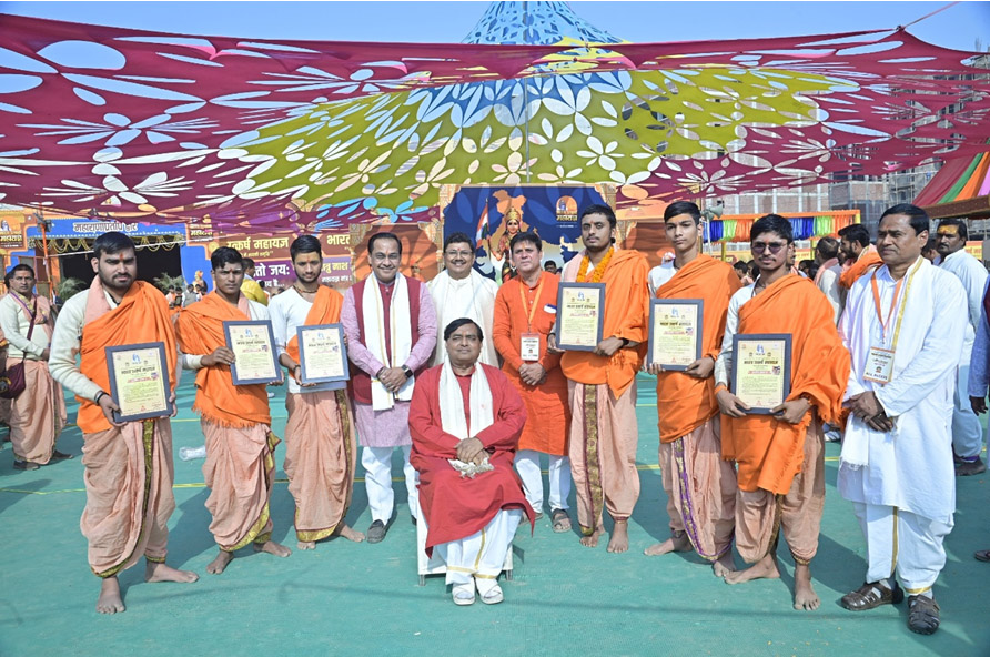 Flag hoisting at Ram Temple and completion of Bharat Utkarsh Mahayagna; 1.1 million devotees created history in Noida