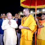 Mohan Bhagwat was overwhelmed after seeing Jagatguru Satishacharya and took his blessings by touching his feet..