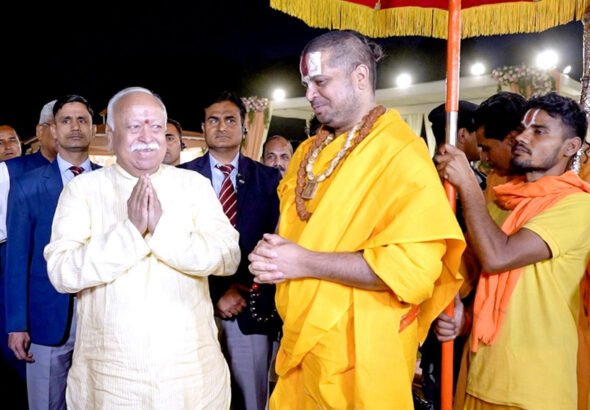 Mohan Bhagwat was overwhelmed after seeing Jagatguru Satishacharya and took his blessings by touching his feet..